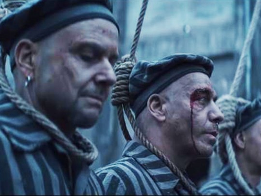 Группа Rammstein Тилля Линдеманна попала в скандал с новым клипом об узниках концлагеря (видео)