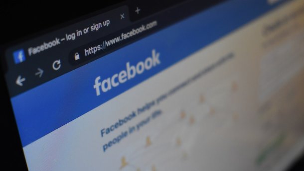 Из-за сбоя в работе Facebook показал, как подписывает фото пользователей