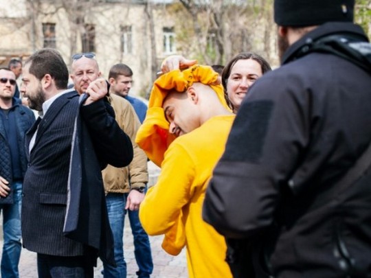 Известного нардепа облили нечистотами в Одессе (фото, видео)