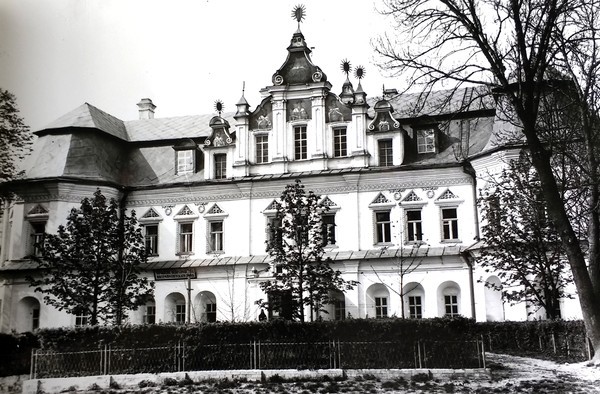 Каракатицы, белуга, оливки и инжир: чем в старину на Пасху трапезничали киевские митрополиты