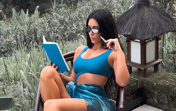 Ким Кардашьян впервые показала фото четвертого ребенка