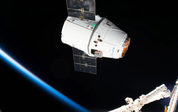 Космический грузовик Dragon приводнился в Тихом океане