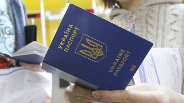 Крымчане массово едут в Херсон оформлять украинские загранпаспорта: видео