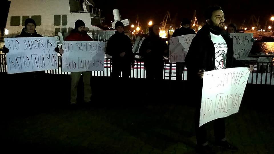 «Кто заказал Катю Гандзюк?»: в Одессе устроили акцию возле американского эсминца