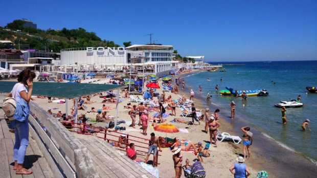 Курортный сезон в оккупированном Крыму и в Одессе: красноречивое фотосравнение
