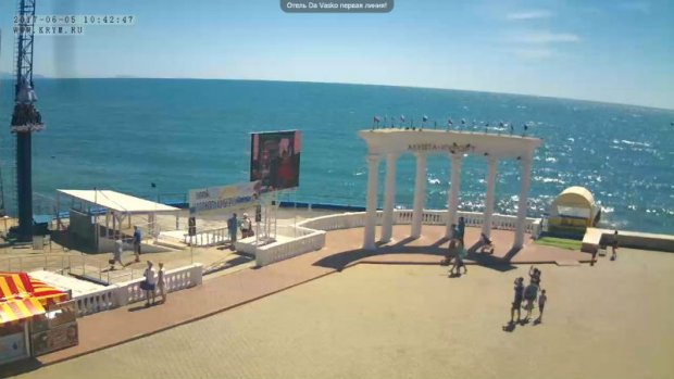 Курортный сезон в оккупированном Крыму и в Одессе: красноречивое фотосравнение