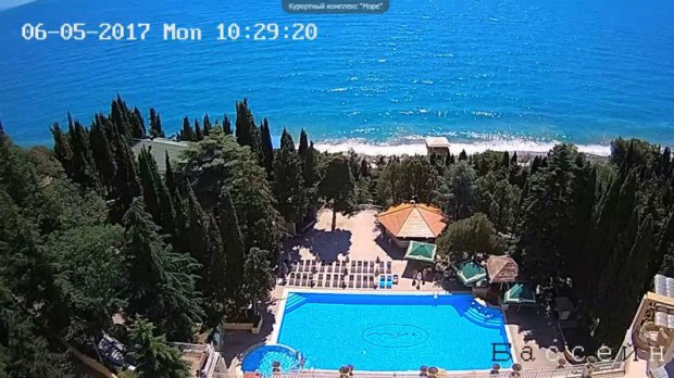 Курортный сезон в оккупированном Крыму и в Одессе: красноречивое фотосравнение