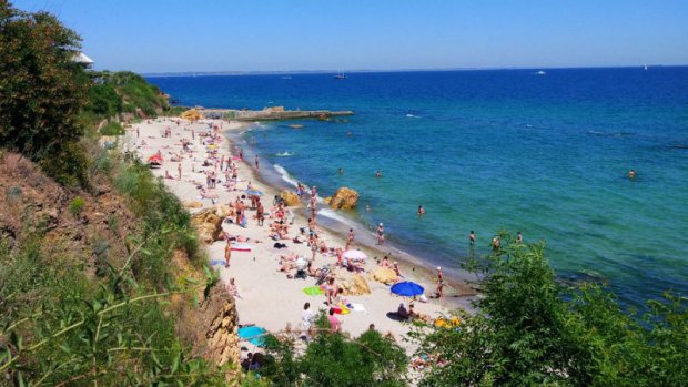 Курортный сезон в оккупированном Крыму и в Одессе: красноречивое фотосравнение