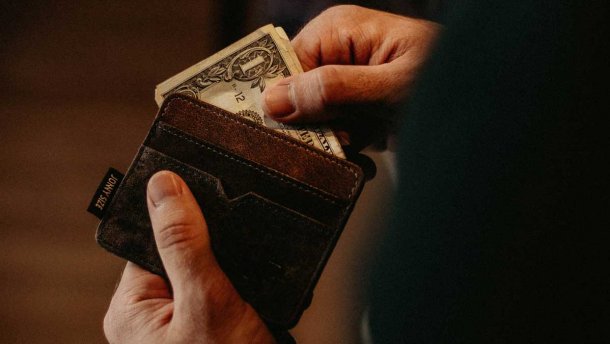 Курс валют на 9 липня: долар і євро все дешевшають