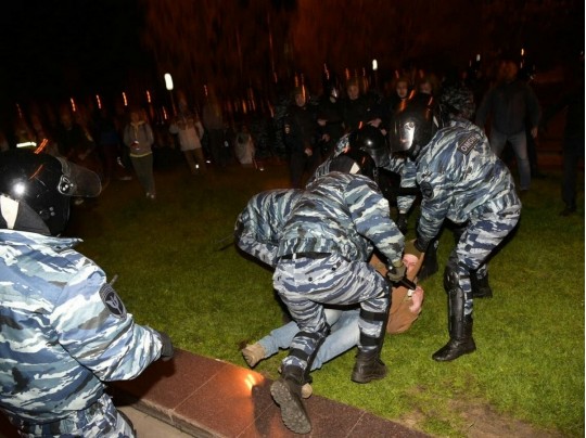 Лупят ногами и дубинками: в сеть попало видео избиения протестующих в Екатеринбурге