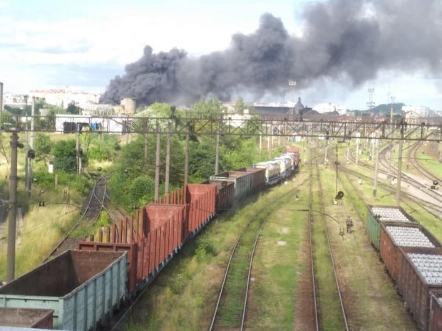 Масштабный пожар на вокзале во Львове: огонь удалось потушить