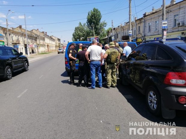 Миллион долларов и вертолет: в Одессе неизвестный захватил в заложники двух женщин