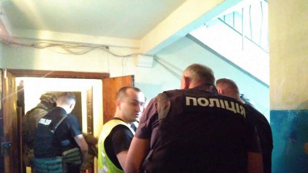 Мужчина взял в заложники собственных детей в Киеве и угрожал применить оружие: подробности