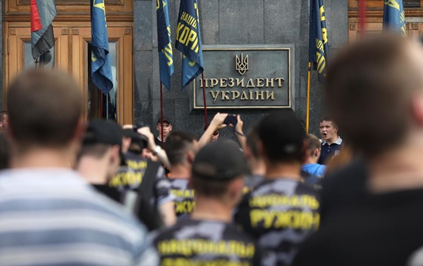 На Банковой митингуют ветераны и активисты
