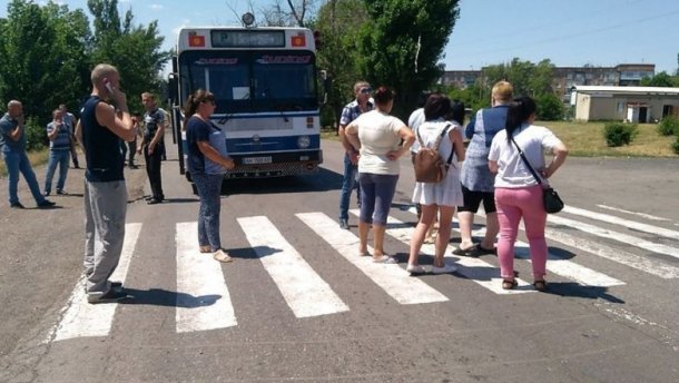 На Донеччині шахтарі перекрили трасу через заборговані зарплати: фото