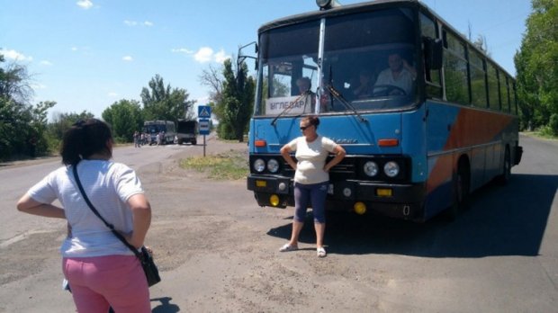 На Донеччині шахтарі перекрили трасу через заборговані зарплати: фото