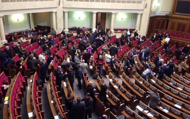 На экстренном заседании Рады случилась первая потасовка