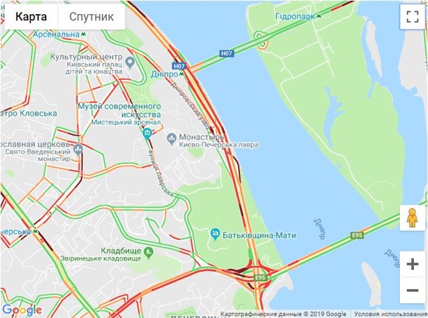 На Набережном шоссе в Киеве пробка из-за свидетелей дебатов