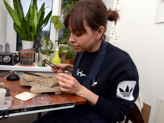 Научилась паять, работать с эмалями и жемчугом: как арт-директор рекламного агентства стала успешным ювелиром
