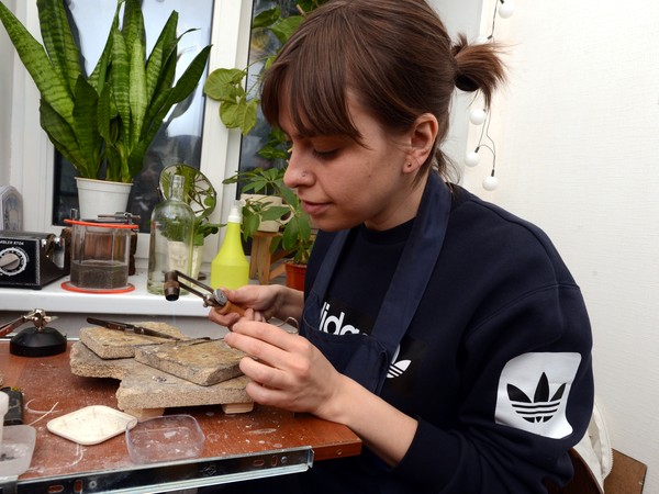 Научилась паять, работать с эмалями и жемчугом: как арт-директор рекламного агентства стала успешным ювелиром