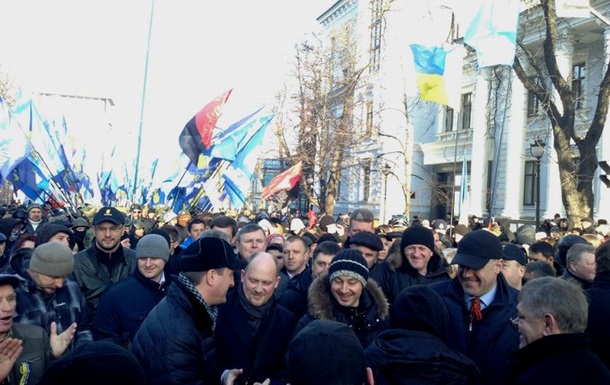 Около 10 тысяч активистов направились пикетировать здание парламента
