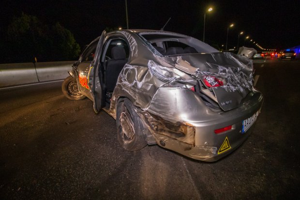 Пяний водій влетів у таксі, у якому їхала сімя з дитиною: є постраждалі (фото та відео)