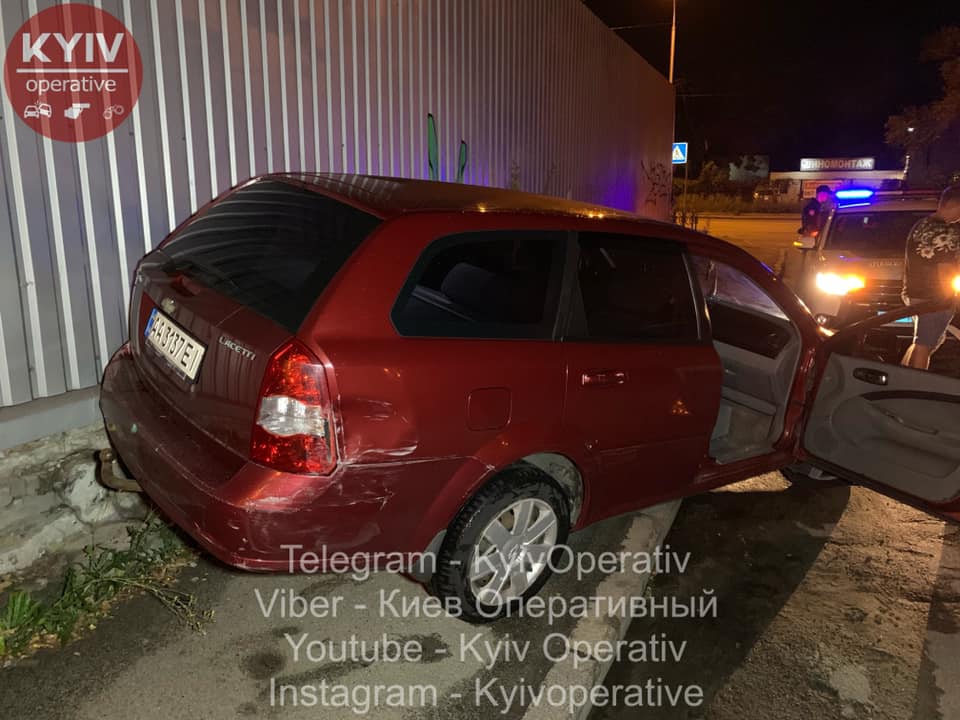 Пьяный водитель разбил пять машин в Киеве и бросался на людей с ножом: фото и видео с места ЧП на Подоле