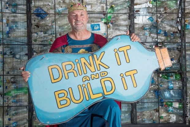 Plastic Bottle Village: як збудувати село зі сміття – приголомшливі кадри