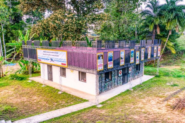 Plastic Bottle Village: як збудувати село зі сміття – приголомшливі кадри