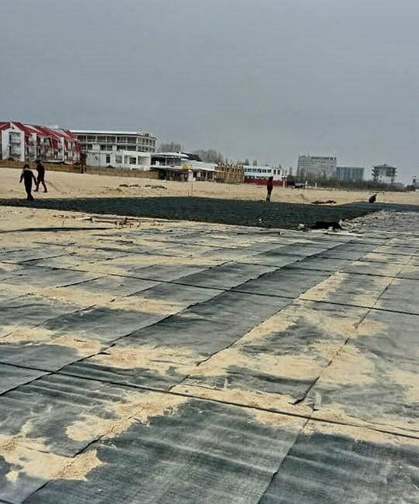 Под покровом ночи: пляж на известном курорте под Одессой закатали в бетон (фото)