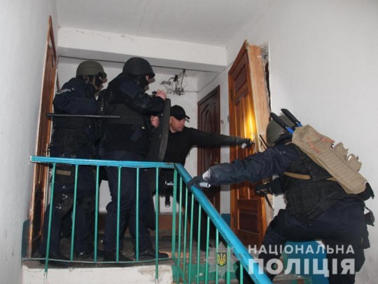 Под Житомиром спецназ штурмом взял квартиру с террористом, угрожавшим взорвать многоквартирный дом (фото)