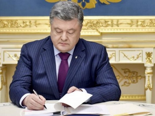 Порошенко наградил орденами вице-премьера, министра и своего пресс-секретаря