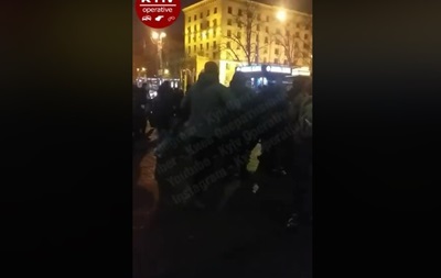 Появилось видео драки футбольных фанатов в Киеве