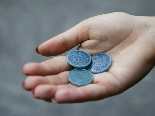 Продают жетоны с наценкой: в сети рассказали об интересном бизнесе возле метро в Киеве
