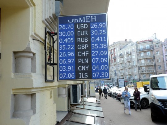 Продолжит ли падать курс доллара: эксперты дали прогноз