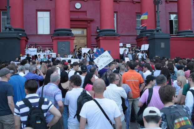 Протест против Портнова: ректор КНУ не появился, студенты будут ждать целую ночь – фото и видео