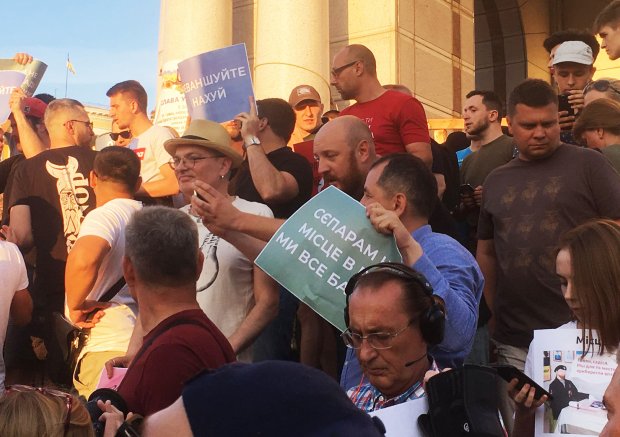 Протест против регистрации кандидатами в Раду Клюева и Шария: участники обратились к Зеленскому