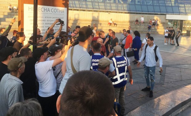 Протест против регистрации кандидатами в Раду Клюева и Шария: участники обратились к Зеленскому