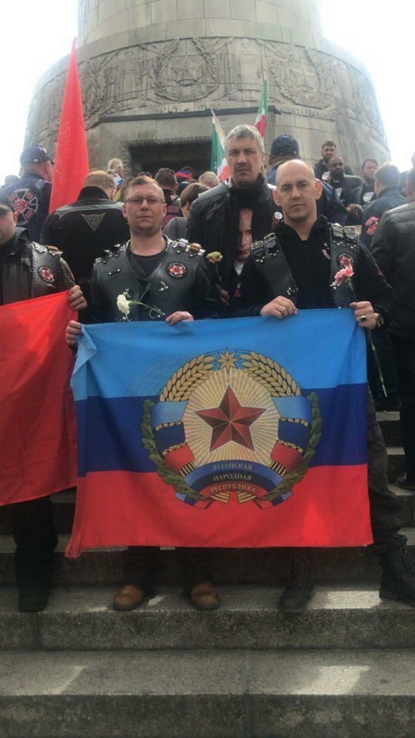 Путинские байкеры 9 мая развернули в Берлине флаги боевиков «ДНР» и «ЛНР»: сеть возмутили фото
