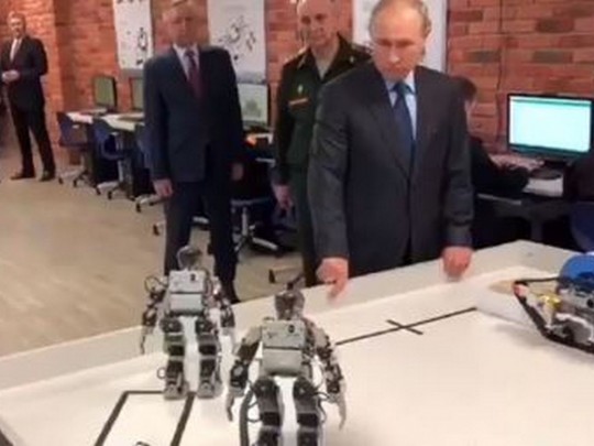 Путину показали российских военных роботов, сделанных в Корее: сеть насмешило видео