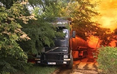 Разлитую под Днепром азотную кислоту везли нелегально