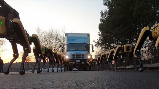 Робобуксир Boston Dynamics: чотирилапі машини потягли вантажівку