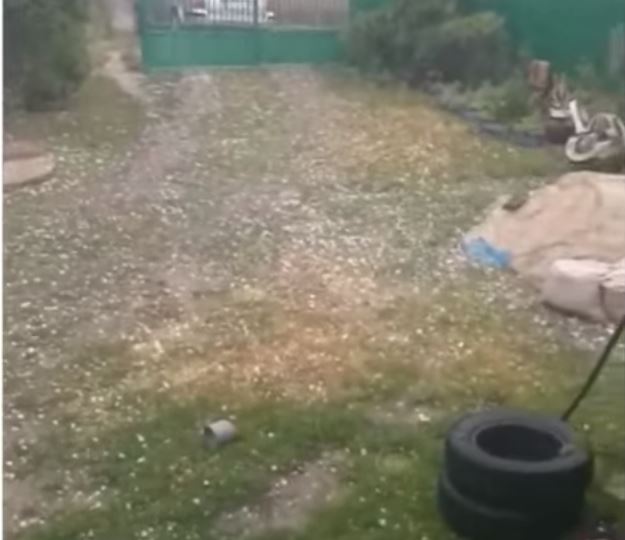 Село под Тернополем засыпало крупным градом: в сети показали фото и видео