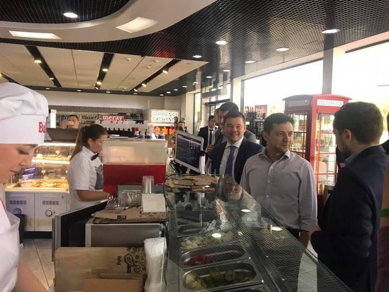 Шаурма так шаурма: Зеленский с главой АП Богданом сфоткался на заправке (фото)