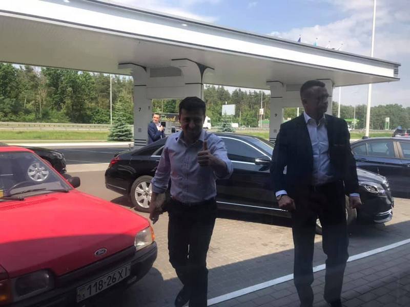 Шаурма так шаурма: Зеленский с главой АП Богданом сфоткался на заправке (фото)