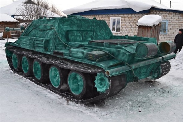 Сибиряк сделал танк из 20 тонн снега