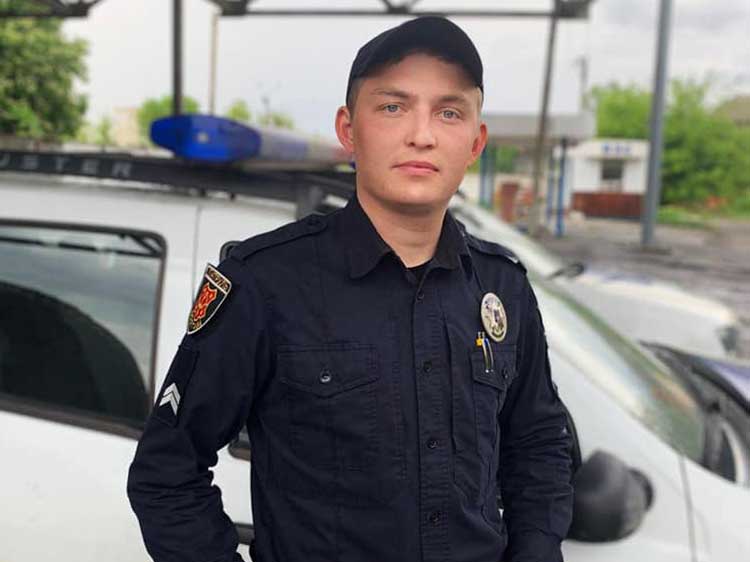 Скорая полицейская помощь: в Полтаве патрульные спасли жизнь человеку, попавшему под поезд