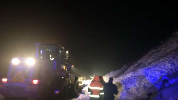 Снежная лавина заблокировала трассу на Закарпатье
