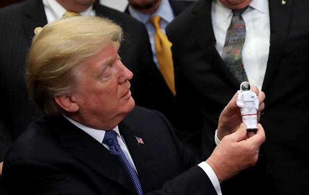 США вернутся на Луну. Зачем Трампу новая гонка Сюжет