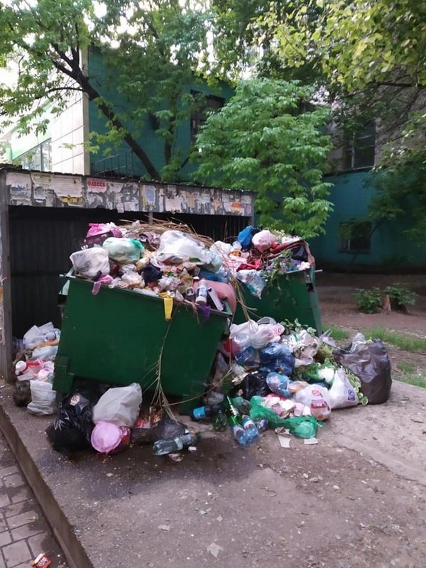 Стоит невыносимая вонь: в сети показали фото заваленного мусором Донецка
